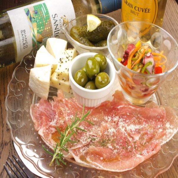 The best combination of prosciutto, cheese, olives, marinade, and homemade pickles [5 appetizers] must be ordered!