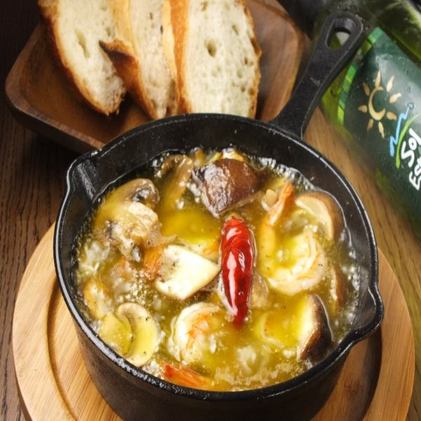 Stew in olive oil with garlic and anchovy flavors [exquisite shrimp and mushroom ajillo]