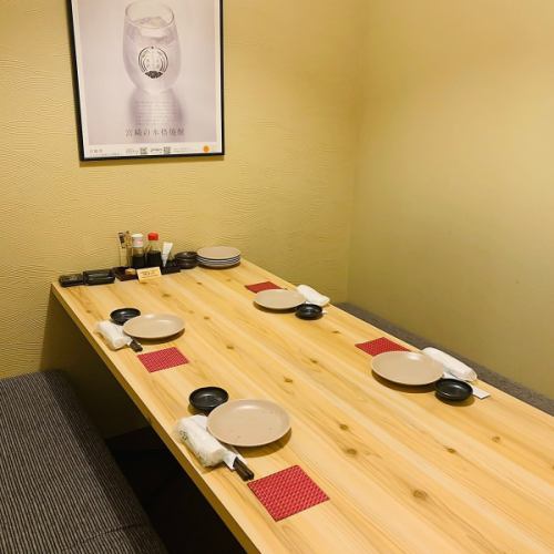 [2至6個座位x 8個桌子]私人房間座位，也對娛樂和會議很有用。由於這是一個完全私人的房間，因此您可以在自己的空間中用餐和交談，而不必擔心周圍的環境。您可以放鬆身心，享受宮崎縣的當地美食和當地清酒。我們將根據人數和現場情況將您引導到房間。