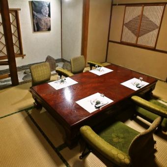 “ Tatsuma”是可容納2至4人的私人房間。您可以享受日式料理的味道和氛圍，在娛樂活動或重要的周年紀念日之際可以在私人房間裡放鬆身心。