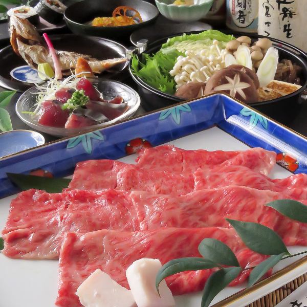 [Room for 3 hours] Domestic beef sukiyaki course has beautiful marbled meat!
