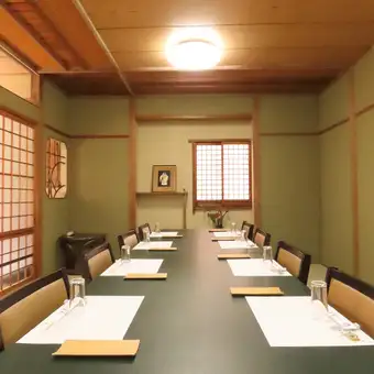 Enjoy a special time in a tranquil Japanese-style setting.Our spacious table seating is perfect for gatherings with friends or small parties! It's a place where everyone, from small to medium-sized groups, can have a great time.