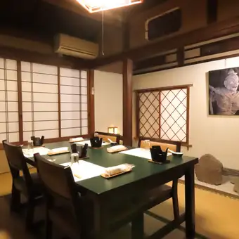 The "Ivy Room" is a private room that can accommodate 2 to 4 people.For business entertaining or special anniversaries, a Japanese dish enjoyed in a relaxed atmosphere in a private room is sure to satisfy both your taste buds and your palates.
