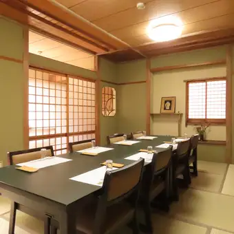 A slightly larger private room on the second floor, accommodating 5 to 14 people.You can relax and unwind in a tranquil Japanese-style room, reminiscent of a traditional inn.Perfect for family celebrations.Enjoy your meal in a private room without worrying about others!