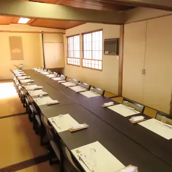 The second-floor banquet hall is a medium-sized banquet hall that can accommodate 10 to 30 people.You can choose according to the number of people.You can relax and unwind in our traditional Japanese-style rooms, which have the charm of a traditional inn.