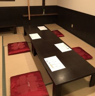 靴を脱いでゆったり座れるお座敷には4名様掛けのお席が4つございます！お座敷なのでご家族にも嬉しい！足を伸ばしてゆっくりお食事をお楽しみください◎