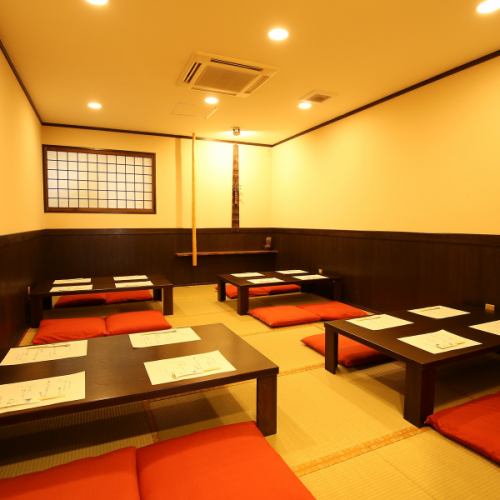 <p>靴を脱ぎ、足元からくつろぎを感じる和室で、四季の美しい移り変わりを感じながら、和食をゆっくりと味わいませんか。和の美しさが漂う空間で、心身ともにリラックスできるひとときをお楽しみください。年齢層・性別問わず様々なシーンでご利用いただけます。</p>