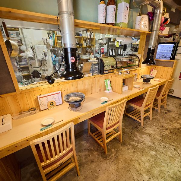 各テーブルにはダクト完備で煙たくなることもありません☆落ち着いてお食事を楽しめるような馴染みやすい空間を徹底しております♪カウンター席もご用意あり♪1名様からゆっくりとした時間をお楽しみいただけます。