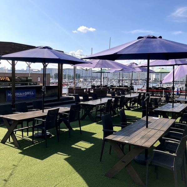 The interior of the store has a stylish, bright atmosphere with Hawaiian music playing, and is made entirely of glass.Please enjoy your meal at your leisure while looking at the view outside. This is a space where customers with children can also relax.We look forward to your visit.