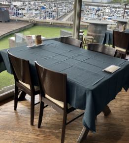 The interior of the store has a stylish, bright atmosphere with Hawaiian music playing, and is made entirely of glass.Enjoy your meal while taking in the view outside.