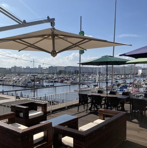 Our shop offers a panoramic view of approximately 600 cruisers, yachts, and other boats moored.It's also perfect for celebratory occasions such as birthdays and anniversaries. Plates can also be prepared with advance reservations, so please feel free to contact us.We hope you all have a wonderful time.
