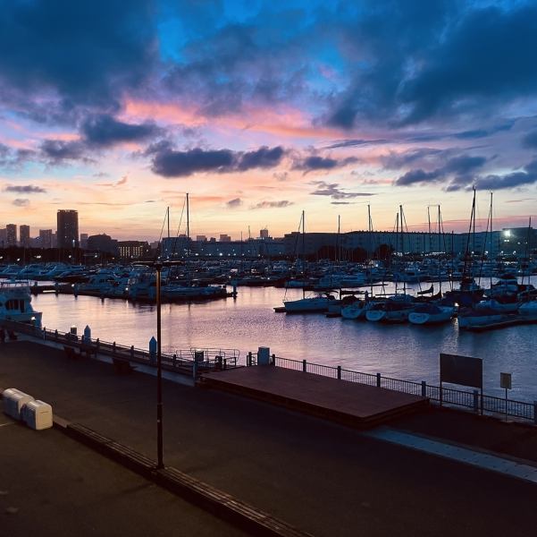 Our shop offers a panoramic view of approximately 600 cruisers and yachts moored.It's also perfect for celebrations such as birthdays and anniversaries. Plates can be prepared with advance reservations, so please feel free to contact us.We hope you all have a wonderful time.