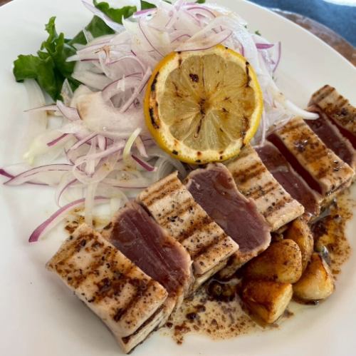 マグロのレアステーキ　ガーリックブールノアゼット