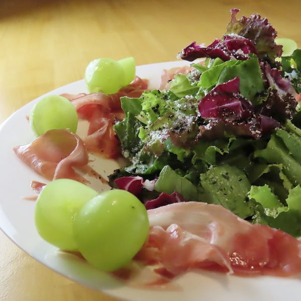 【四季折々のフルーツを感じられる】生ハムと季節のサラダ