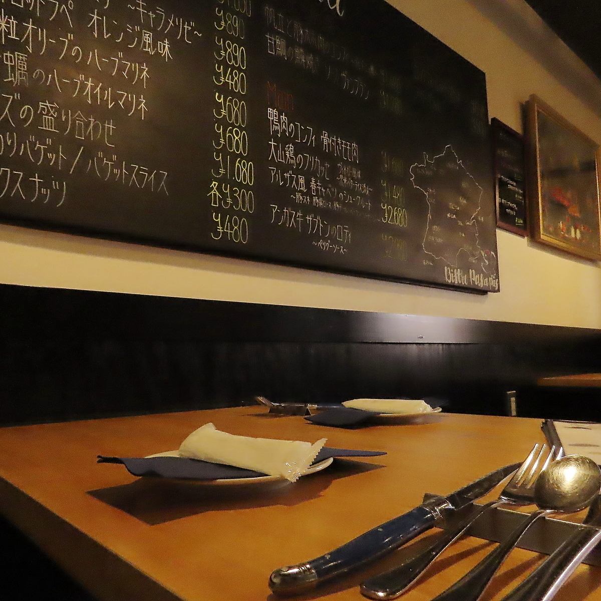 落ち着きのある店内でゆったりくつろげます。