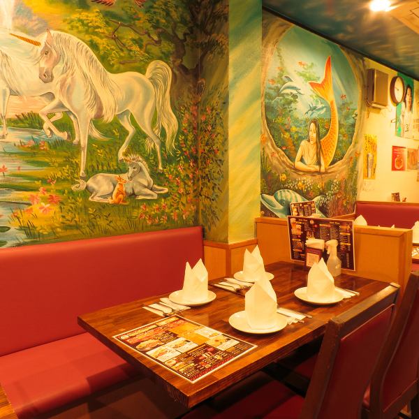 Our store is conveniently located just a 2-minute walk from the east exit of Shinjuku Station.Inside the store, there are beautiful Asian-themed murals, creating a space that exudes an exotic atmosphere.There are tables in the back that can seat more than 20 people, so it can also accommodate large gatherings.