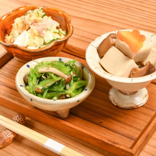 Choice of 3 types of side dishes ◎ 880 yen