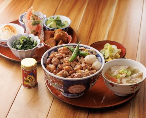 炭火焼きとり丼と八寸畑のおばんざい盛り