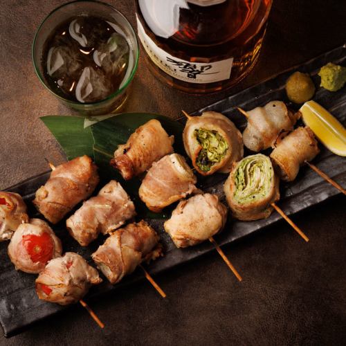 Kushikura's specialty yakitori and vegetable roll skewers are perfect as drinking snacks.