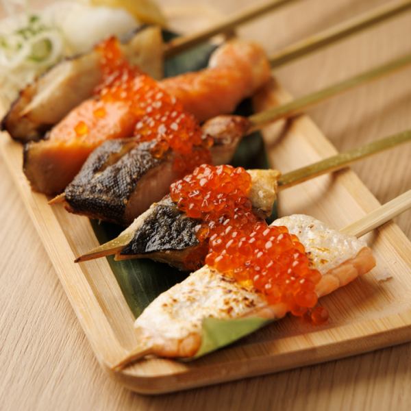 豪快にイクラをのせた名物炭火焼き魚串を楽しめる贅沢な盛り合わせもご用意しております！