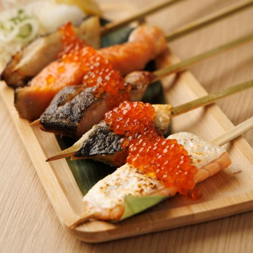 豪快にイクラをのせた名物炭火焼き魚串を楽しめる贅沢な盛り合わせもご用意しております！