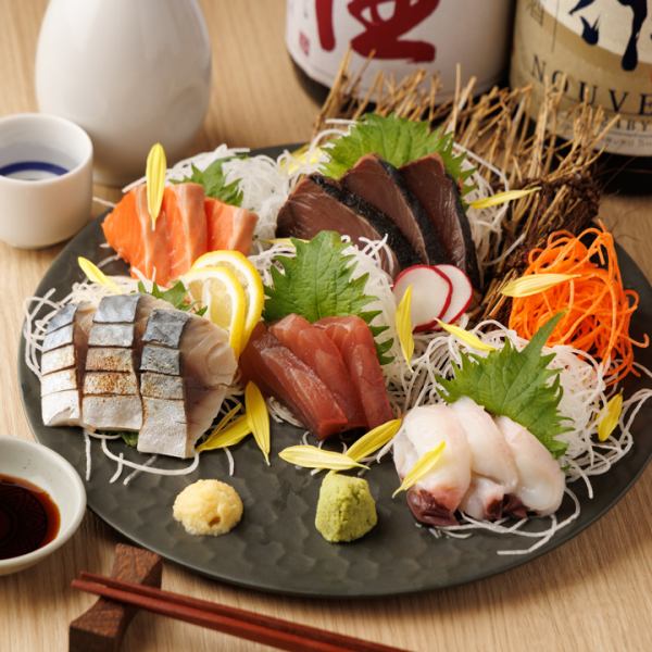 仲卸直送の新鮮な魚介を贅沢に盛り込んだ目にも美しいお刺身は鮮度も味も抜群の逸品です！