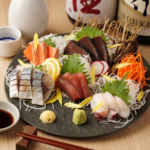 仲卸直送の新鮮な魚介を贅沢に盛り込んだ目にも美しいお刺身は鮮度も味も抜群の逸品です！
