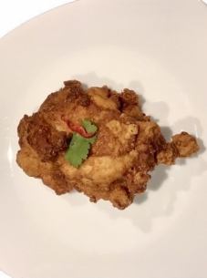 타이 허브 맛의 프라이드 치킨(Thai herb flavored fried chicken) 1개/약 100g