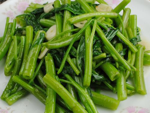 Stir-fried water spinach with garlic