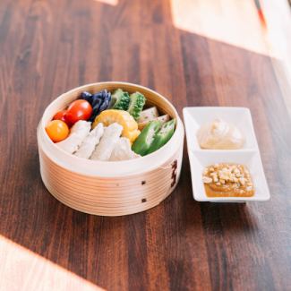 鶏肉と野菜のせいろ蒸しととろろご飯