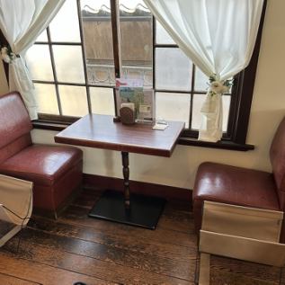 【２階席】風情あふれる内装を観ながらゆったりとお食事が楽しめる廊下テーブル席（東側）