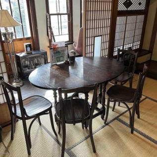 【２階席】床の間のある畳のお部屋にアンティークなテーブル席をご用意（４名まで）
