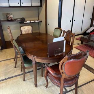 【２階席】床の間のある畳のお部屋にアンティークなテーブル席をご用意（6名まで）
