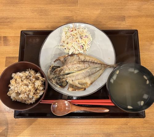 用鹽曲醃製的乾竹莢魚，配上發酵涼拌高麗菜沙拉