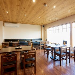 ゆったり座れる4人掛けテーブル席は、友人や家族との食事にぴったり。美味しい料理を囲みながら、会話が弾むひとときを楽しめます。