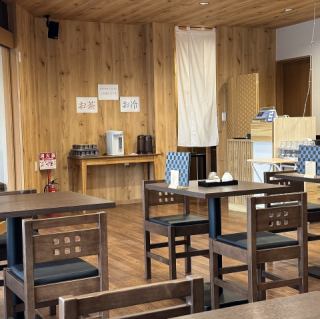 落ち着いた雰囲気の2人掛け席は、デートや親しい人との特別な時間に最適。心地よい照明と上質な料理が、会話をより豊かに彩ります。