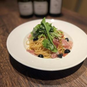 生ハムとルッコラの冷製トマトパスタ