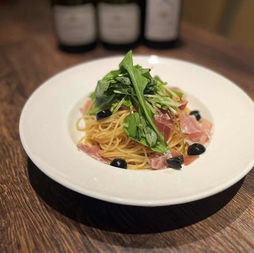 生ハムとルッコラの冷製トマトパスタ