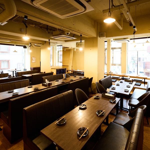 古い建物ならではの趣を感じながらも、店内は清潔感ある空間に!!2F建ての店内は会社宴会からプライベートの飲み会まで様々なシチュエーションに対応可能です！1Fは1名～最大12名様まで同時着席可能なテーブル席をご用意しております♪2Fなら最大60名様の同時着席が可能です!!お座敷・掘りごたつ席もあって快適♪