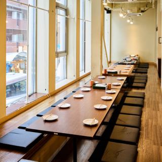 When you go up to the second floor, you will see a large window right in front of you! The sunken kotatsu seats right next to it are the most popular seats! The seats have a great sense of openness and can accommodate small groups to nearly 40 people at the same time! [Kamata Ore no Yakitori, Charcoal Grill, Value for Money, Banquets, Girls' Night Out, Welcome/Farewell Parties, Drinking Parties, All-You-Can-Drink, Private Reservations]