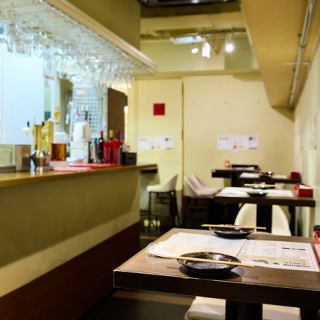 The hidden seats at the back of the restaurant are counter seats!! The seats are higher than normal table seats, so you can dine in a chic bar-like atmosphere♪ Although it is an open floor, the seats have a more hidden feel to them! [Kamata Ore no Yakitori Charcoal Grill Value for Money Banquets Girls' Night Out Welcome/Farewell Parties Drinking Party All-You-Can-Drink Private Reservations]