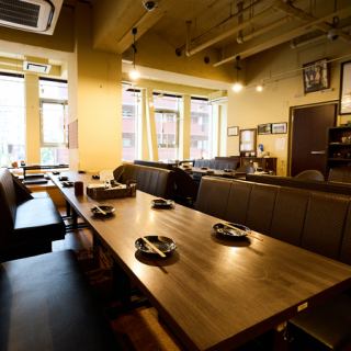 The sofa seats that occupy most of the second floor are extremely comfortable! The high ceilings and large windows create an airy atmosphere and make it even more comfortable! This floor seating, which can be reached by climbing the stairs at the back of the store, feels a bit like a secret hideout. [Kamata, Ore no Yakitori, Charcoal Grill, Value for Money, Banquets, Girls' Night Out, Welcome/Farewell Parties, Drinking Parties, All-You-Can-Drink, Private Reservations]