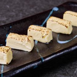 Cream cheese pickled in sake lees