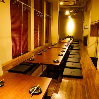 2階に上がると目の前にある大きな窓!!そのすぐそばにある掘りごたつ席は一番人気のお席です♪解放感がすごいお席は少人数から40名近くまで同時着席が可能!!【蒲田 俺の 焼き鳥 炭火 コスパ 宴会 女子会 歓送迎会 飲み会 飲み放題 貸し切り】