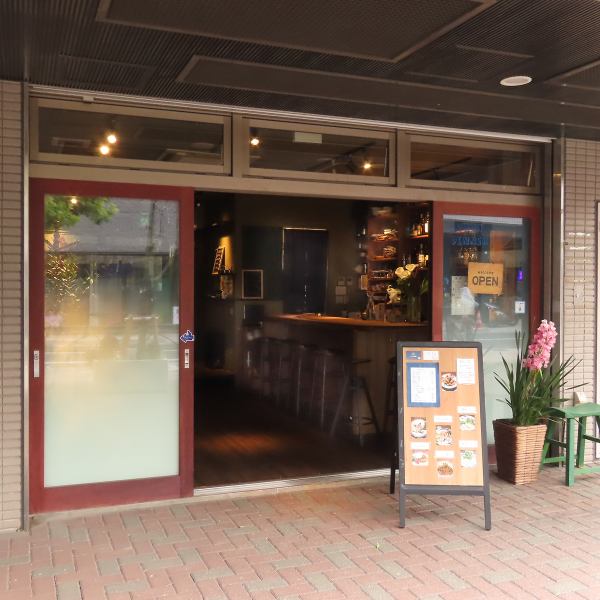 当店は、押上駅から徒歩5分・錦糸町駅から徒歩8分の場所にあります。複数路線を使用できアクセスも便利で、お一人様から大人数まで幅広いご利用が可能です。特別な場合には貸切も対応しておりますので、お気軽にご相談ください。美味しい料理と共に、思い出に残る時間をお過ごしください。