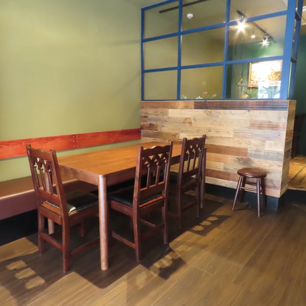 当店は、居心地が良く隠れ家バー的な雰囲気です。皆様に心地よいひとときをお楽しみいただけるようにデザインされています。お客様のニーズに合わせ、複数人でご利用いただけるテーブルもご用意！また、特別な場合や大グループのお客様も対応可能となっております。貸切利用等は事前にお気軽にお問い合わせください◎