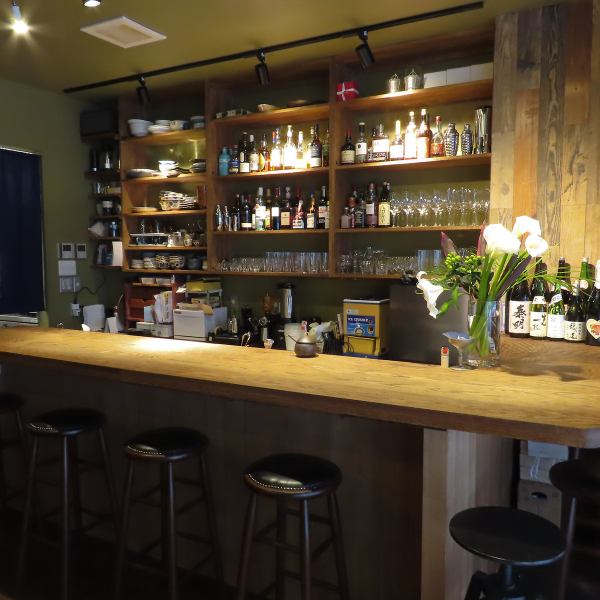 当店は、7席のカウンターがあり、ゆったりとした空間でお食事を楽しむことができます。お一人様やデートにぴったりの空間です。居心地の良いゆったりとした雰囲気の中で、特別なひとときをお過ごしください。1軒目や2軒目などシーンを問わずお使いいただけます！