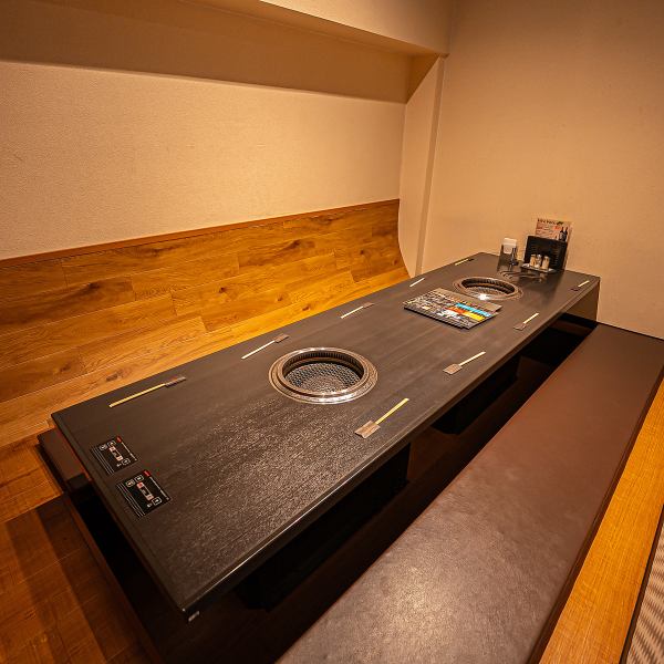 【完全個室・半個室完備◎】店内は完全個室をはじめ、どのお席も周りが気にならないように半個室の仕様となっております♪また、各お席のタブレットよりご注文いただけますのでご家族やご友人、カップルでの会話を楽しみながらゆっくりお食事をしていただけます！