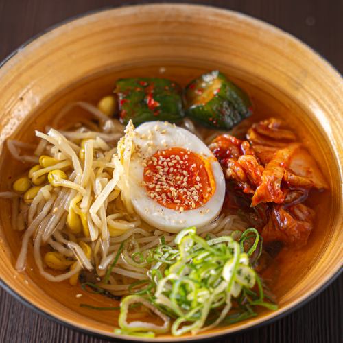 【〆に◎】酸味と唐辛子の辛味が癖になる！　盛岡冷麺　803円（税込）