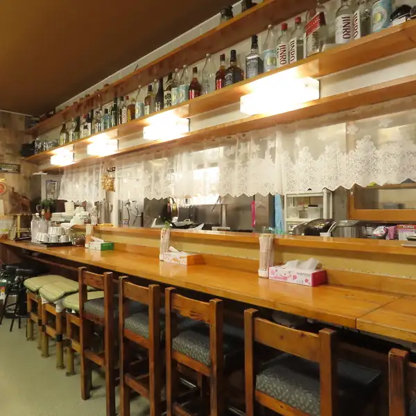 【ゆったりくつろげる掘りごたつ席】店内には、靴を脱いで足を伸ばせる掘りごたつ席を完備しております。2名様~最大8名様程度までご利用可能で、少人数でのご宴会やご家族での団らんに最適なプライベート空間です。美味しいタイ料理を囲んで、アットホームなひとときをお過ごしください。